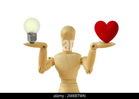 Schaufensterpuppe aus Holz mit Glühbirne und Herz im Gleichgewicht auf weißem Hintergrund - Balance zwischen Herz und Geist Konzept Stockfoto