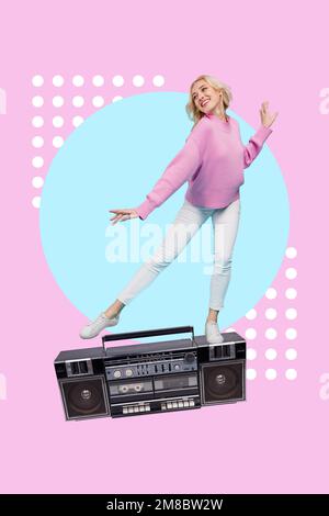 Vertikales Collage-Bild eines fröhlichen kleinen Mädchens Genießen Sie den Tanzstand, die riesige Boombox, isoliert auf pinkfarbenem Hintergrund Stockfoto