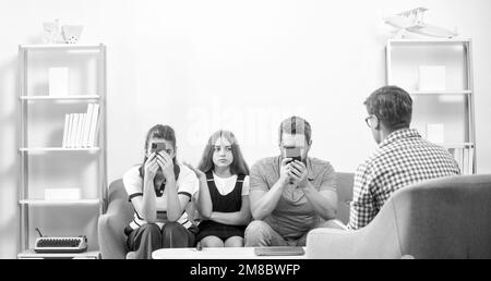 Psychologe geben Familientherapie für Telefon süchtig Papa Mutter und Tochter Mädchen, Beziehung Stockfoto