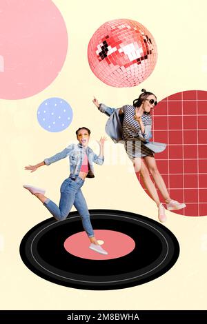 Vertikales Collagenfoto von jungen besten Freundinnen, die tanzen Springen aufgeregt Stay Vinyl Retro Platte Disco Ball glänzen isoliert auf Zeichnungshintergrund Stockfoto