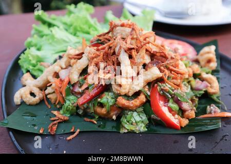 Würziger Salat, Griebensalat vom Schwein oder Salat mit Schweineschale oder würziger Salat aus Thailand oder Teeblätter zum Servieren Stockfoto