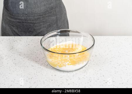 Ein einfacher Vanillebündelkuchen aus einer Schachtel Kuchen Stockfoto