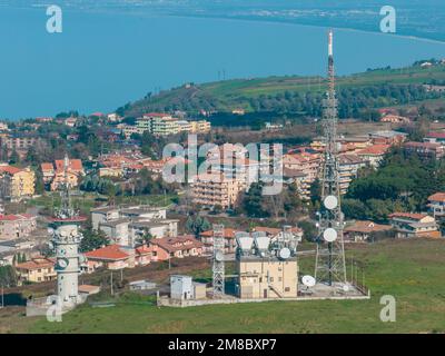 Antenne für Telekommunikations-, Rundfunk- und Fernsehsendegeräte, elektrische und elektronische Geräte. Vibo Valentia, Kalabrien. Italien Stockfoto