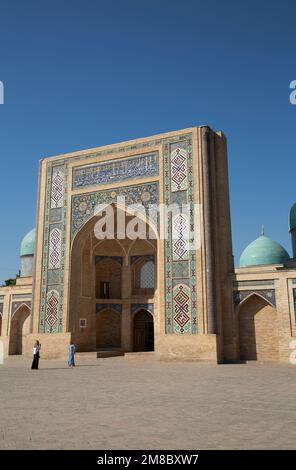 Tourist Fotografiert, Madrasah Barakhon, Hazrati Imam Complex, Taschkent, Usbekistan Stockfoto