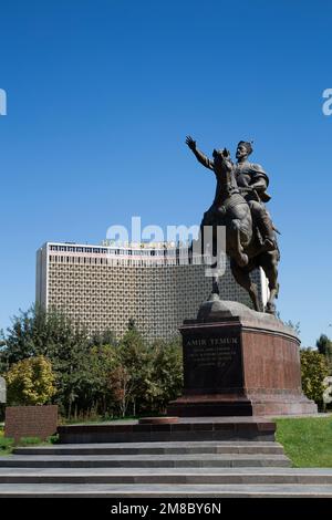 Amir Temur Monument, Hotel Usbekistan (Hintergrund), Amir Temur Square, Taschkent, Usbekistan Stockfoto