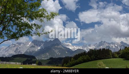 Ländliche Tageslandschaft in den österreichischen Alpen Stockfoto