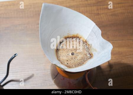 Zubereitung mit chemex Macro Shot auf schwarzem und weißem Hintergrund Stockfoto