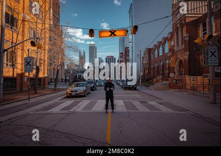 Ein Mann, der auf den Straßen von Toronto, Kanada, steht Stockfoto