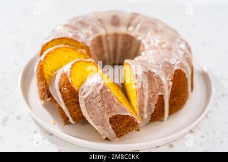 Ein einfacher Vanillebündelkuchen aus einer Schachtel Kuchen Stockfoto