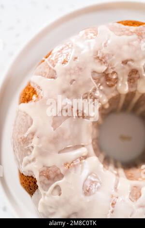 Ein einfacher Vanillebündelkuchen aus einer Schachtel Kuchen Stockfoto