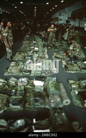 Marines der 11. Marine Expeditionary Unit bereiten sich auf eine Ausrüstungsinspektion an Bord des Amphibienschiffs USS TARAWA (LHA 1) während der gemeinsamen Thai/US-Übung THALAY THAI '89 vor. Betrifft Operation/Serie: THALAY THAI '89 Land: Golf von Thailand Stockfoto