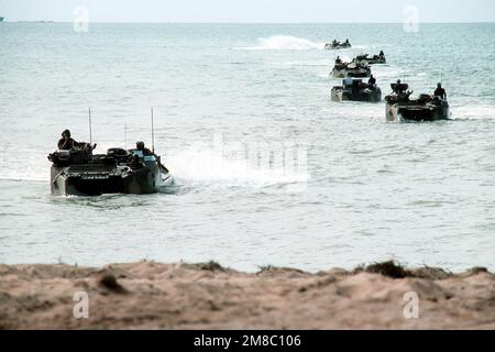 USA Marines kommen in Amphibienfahrzeugen der AAVP-7A1 an Land, während der gemeinsamen Thai/US-Übung Thalay Thai '89. Betreff Operation/Serie: THALAY THAI '89 Land: Thailand (THA) Stockfoto