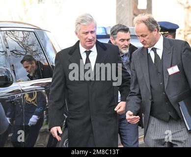 Salem, Deutschland. 13. Januar 2023. König Philippe von Belgien (l) nimmt an der Trauerfeier von Max Margrave von Baden Teil. Der Bestattungsservice ist für den Familienkreis, freundliche Häuser und Vertreter aus Politik, Wirtschaft und Kultur. Der Margrave starb am 29. Dezember im Alter von 89 Jahren im Schloss Salem am Bodensee. Kredit: Bernd Weißbrod/dpa/Alamy Live News Stockfoto