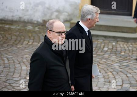 Salem, Deutschland. 13. Januar 2023. König Philippe von Belgien und Prinz Albert II. Von Monaco (l) verlassen den Minister nach der Beerdigung von Max Margrave von Baden. Der Margrave starb am 29. Dezember im Alter von 89 Jahren im Schloss Salem am Bodensee. Kredit: Philipp von Ditfurth/dpa/Alamy Live News Stockfoto