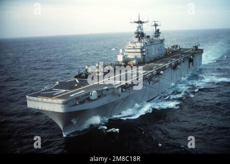 Ein Hafenbogenblick auf das amphibische Angriffsschiff USS TARAWA (LHA-1), das während der gemeinsamen Thai/US-Übung Thalay Thai '89 im Gange ist. Betrifft Operation/Serie: THALAY THAI '89 Land: Golf von Thailand Stockfoto