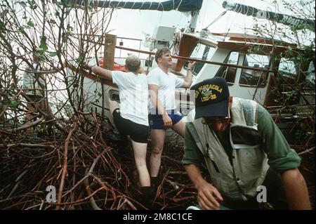 Nach dem Hurrikan Hugo inspiziert ein Katastrophenhilfe-Team des Landungsschiffes USS PENSACOLA (LSD-38) ein gestrandetes Segelboot. Basis: Saint Croix Bundesstaat: Jungferninseln (VI) Land: Vereinigte Staaten von Amerika (USA) Stockfoto