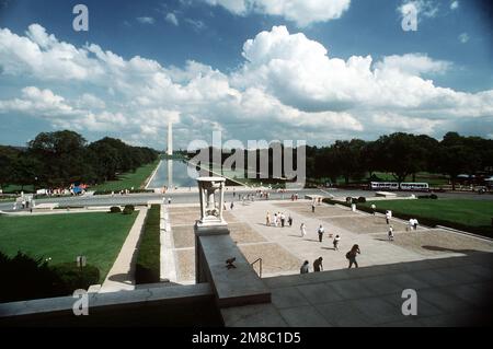 Blick auf das Washington Monument und den reflektierenden Pool von den Stufen des Lincoln Memorial. Basis: Washington State: District of Columbia (DC) Land: Vereinigte Staaten von Amerika (USA) Stockfoto