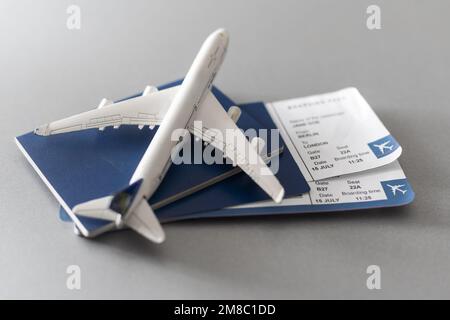 Flugtickets und Dokumente auf Holztisch, Draufsicht Stockfoto