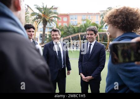 Nizza, Frankreich, 13. Januar 2023. Gabriel Attal, Ministre de l’Action et des Comptes Publics, Visite le chantier de verdissement de la ville de Nice, dans le longgement de la Coulée Verte, et a pu apercevoir le chantier de démolition du Théâtre National de Nice en présence de Christian Estrosi, le maire de la ville. Le 13 Janvier 2023. Gabriel Attal, Minister für Aktion und öffentliche Finanzen, besuchte die Ökologisierungsstätte der Stadt Nizza in der Erweiterung der Coulée Verte und konnte die Abrissstätte des Nationaltheaters von Nizza in Anwesenheit von Christian Estrosi, dem Bürgermeister o, besichtigen Stockfoto