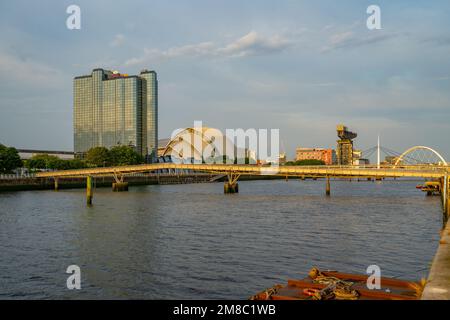 Mit Blick auf das Clyde Auditorium, das auch Armadillo genannt wird, und das Crowne Plaza Hotel, Glasgow. Stockfoto