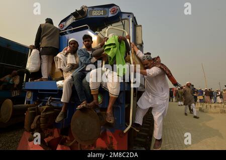 Dhaka. 13. Januar 2023. Anhänger nehmen einen überfüllten Zug zur alljährlichen muslimischen Gemeinde Bishwa Ijtema in Tongi am Stadtrand der Hauptstadt von Bangladesch, Dhaka, am 13. Januar 2023. ZU „die jährliche muslimische Gemeinde beginnt in Bangladesch nach 2 Jahren COVID-19 Hiatus“-Kredit: Xinhua/Alamy Live News Stockfoto