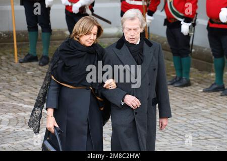 Salem, Deutschland. 13. Januar 2023. Leopold Prince of Bavaria (l) und seine Frau Ursula Princess of Bavaria verlassen den Minster nach der Trauerfeier für Max Margrave von Baden. Der Margrave starb am 29. Dezember im Alter von 89 Jahren im Schloss Salem am Bodensee. Kredit: Philipp von Ditfurth/dpa/Alamy Live News Stockfoto