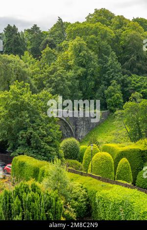 Blick vom Robert Burns Memorial in Richtung der alten Brig oÕDoon in Alloway Ayrshire, Schottland. Stockfoto