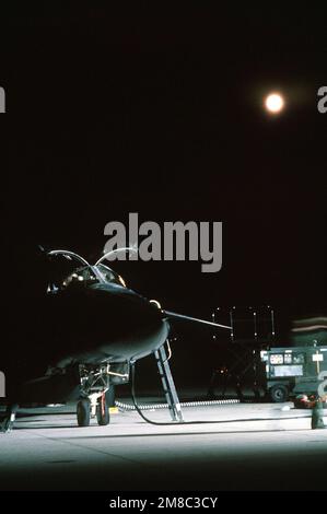 Lichter leuchten auf einem 509. Bombardement Flügel FB-111 Flugzeug, das während der Übung Giant Warrior '89 an der Fluglinie geparkt ist. Betreff Operation/Serie: RIESENKRIEGER '89 Basis: Phelps Collins Ang Basis Bundesstaat: Michigan (MI) Land: Vereinigte Staaten von Amerika (USA) Stockfoto
