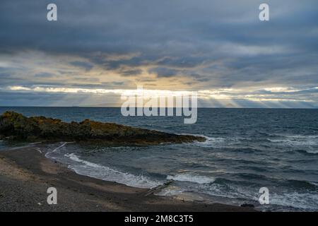 Sonnenstrahlen hinter Wolken über der Isle of Arran in Firth of Clyde, aus Dunure Ayrshire Schottland Stockfoto