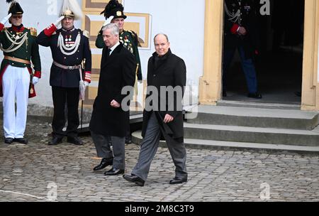 Salem, Deutschland. 13. Januar 2023. König Philippe von Belgien und Prinz Albert II. Von Monaco (r) verlassen die Minster nach der Beerdigung von Max Margrave von Baden. Der Margrave starb am 29. Dezember im Alter von 89 Jahren im Schloss Salem am Bodensee. Kredit: Bernd Weißbrod/dpa/Alamy Live News Stockfoto