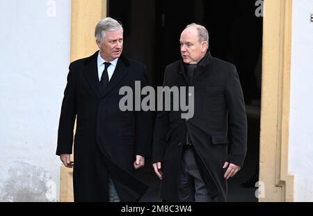 Salem, Deutschland. 13. Januar 2023. König Philippe von Belgien und Prinz Albert II. Von Monaco (r) verlassen die Minster nach der Beerdigung von Max Margrave von Baden. Der Margrave starb am 29. Dezember im Alter von 89 Jahren im Schloss Salem am Bodensee. Kredit: Bernd Weißbrod/dpa/Alamy Live News Stockfoto