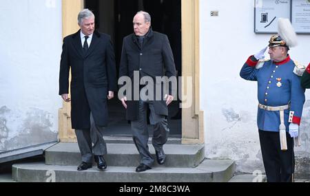 Salem, Deutschland. 13. Januar 2023. König Philippe von Belgien und Prinz Albert II. Von Monaco (r) verlassen die Minster nach der Beerdigung von Max Margrave von Baden. Der Margrave starb am 29. Dezember im Alter von 89 Jahren im Schloss Salem am Bodensee. Kredit: Bernd Weißbrod/dpa/Alamy Live News Stockfoto