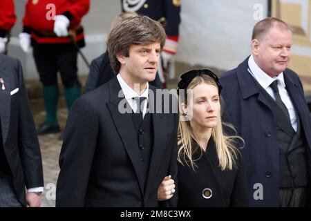 Salem, Deutschland. 13. Januar 2023. Ernst August Erbprinz von Hannover und seine Frau Ekaterina Erbprinzessin von Hannover verlassen den Minster nach der Beerdigung von Max Margrave von Baden. Der Margrave starb am 29. Dezember im Alter von 89 Jahren im Schloss Salem am Bodensee. Kredit: Philipp von Ditfurth/dpa/Alamy Live News Stockfoto