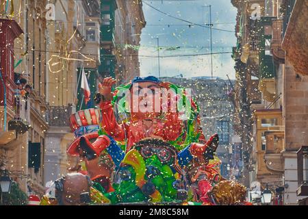 Große Parade mit bunten Karnevalswagen während des Mardi Gras in der Valletta Street in Malta. Jährliche Fat Tuesday Maltese Street Parade allegorische Festwagen Stockfoto