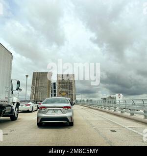 Ft. Lauderdale, Florida, USA - 7. Juni 2022: Autos stehen in Schlange, während eine Zugbrücke öffnet und schließt und Boote durch die Öffnung in Ft. Lauderdale, Florida Stockfoto