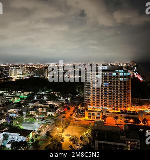 Ft. Lauderdale, FL USA - 7. Juni 2022: Eine Luftaufnahme des Ft. Lauderdale, Florida Skyline bei Nacht. Stockfoto