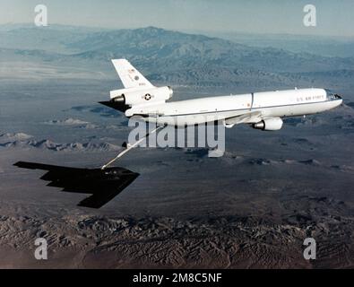 Während des fünften Testflugs der B-2 wird sie mit einem KC-10 betankt. Der Flug dauerte eine Stunde und siebzehn Minuten. Northrop Testpilot Bruce Hinds und Air Force LT. OBERST. John Small von der B-2 Combined Test Force war an den Kontrollen. Die Testflüge sollten den Flugschirm erweitern, die Handhabungseigenschaften des Flugzeugs während des Fluges in der Luftbetankungsposition demonstrieren und die ordnungsgemäße Funktion der Teilsysteme des Flugzeugs validieren. Basis: Luftwaffenstützpunkt Edwards Bundesstaat: Kalifornien (CA) Land: Vereinigte Staaten von Amerika (USA) Stockfoto