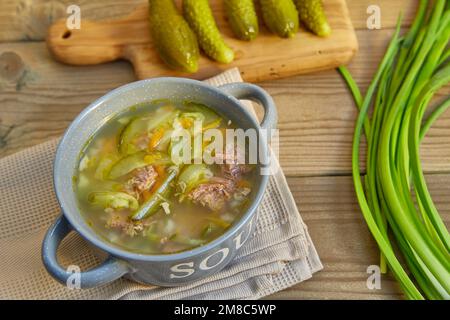 Nationale russisch-ukrainische, polnische Küche. Geschirr-Gurkensuppe mit fermentierten Gurken. Stockfoto