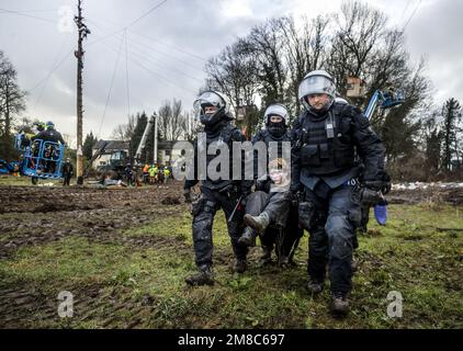 LUTZERATH - Ein Klimakämpfer wird von der Polizei entführt. Lutzerath, das in der Nähe von Roermond liegt, ist seit zwei Jahren von Klimaaktivisten besetzt, die glauben, dass Braunkohlebergbau zur globalen Erwärmung beiträgt. ANP REMKO DE WAAL niederlande raus - belgien raus Stockfoto