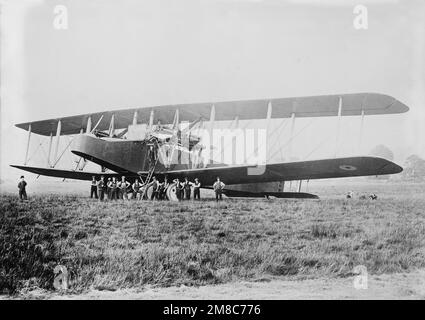 Vintage-Foto um 1918 von einem britischen Handley Page V/1500 schweren Bomber im Ersten Weltkrieg. Er wurde als schwerer Nachtbomber entwickelt und flog am 22 1918. Mai Stockfoto