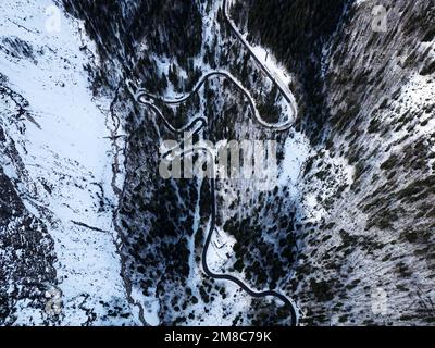 Luftdrone Winteransicht der kurvigen Alpenstraße Vrsic Pass im Triglav-Nationalpark in Slowenien. Road Trip zu den Julianischen Alpen in Slowenien. Stockfoto
