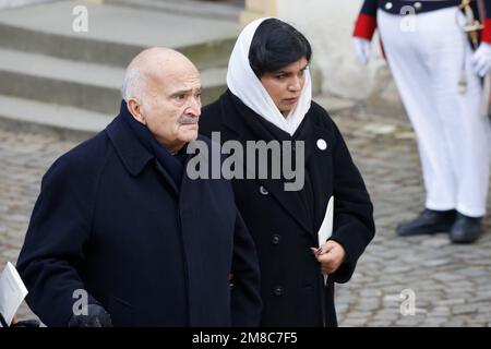 Salem, Deutschland. 13. Januar 2023. Prinz Hassan ibn Talal von Jordanien verlässt die Münster mit seiner Tochter Sumaya bint al-Hassan nach der Trauerfeier für Max Margrave von Baden. Der Margrave starb am 29. Dezember im Alter von 89 Jahren im Schloss Salem am Bodensee. Kredit: Philipp von Ditfurth/dpa/Alamy Live News Stockfoto