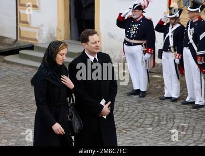 Salem, Deutschland. 13. Januar 2023. George Frederick Prinz von Preußen und Sophie Prinzessin von Preußen verlassen den Minster nach der Beerdigung von Max Margrave von Baden. Der Margrave starb am 29. Dezember im Alter von 89 Jahren im Schloss Salem am Bodensee. Kredit: Philipp von Ditfurth/dpa/Alamy Live News Stockfoto