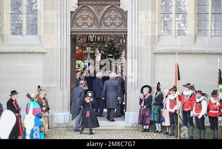 Salem, Deutschland. 13. Januar 2023. Die Gäste des Bestattungsdienstes gehen an einem Spalier von Kostümgruppen vorbei. Der Bestattungsservice ist für den Familienkreis, freundliche Häuser und Vertreter aus Politik, Wirtschaft und Kultur. Max Margrave von Baden starb am 29. Dezember im Alter von 89 Jahren im Schloss Salem am Bodensee. Kredit: Bernd Weißbrod/dpa/Alamy Live News Stockfoto