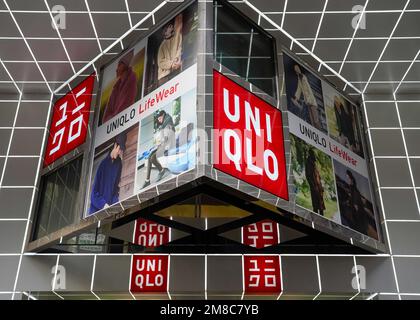 Tokio, Japan. 13. Januar 2023. Ein Uniqlo Store im Zentrum von Tokio, Japan, am 13. Januar 2023. Uniqlo Operator Fast Retailing Co. Gab eine Lohnerhöhung für seine Mitarbeiter in Japan um bis zu 40 Prozent ab März bekannt. Kredit: AFLO/Alamy Live News Stockfoto