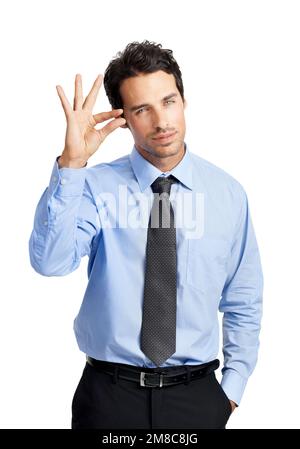 Porträt, Geste und klein mit einem Geschäftsmann im Studio isoliert auf weißem Hintergrund, um ein winziges Symbol zu unterzeichnen. Soziale Medien, Überprüfung und Feedback mit Stockfoto