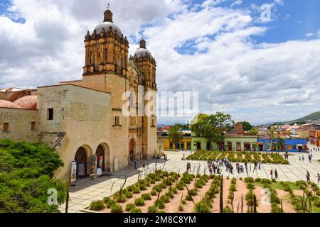 Plaza Santo Domingo und die berühmte Kirche Santo Domingo de Guzman und das Museum der Kulturen von Oaxaca im historischen Zentrum von Oaxaca, Mexiko Stockfoto