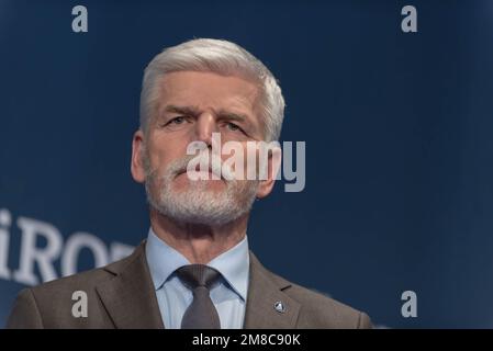 Präsidentschaftskandidat und ehemaliger Militärgeneral Petr Pavel vor der letzten Rundfunkdebatte im Vorfeld der Präsidentschaftswahlen gesehen. Die erste Runde der Präsidentschaftswahlen in der Tschechischen Republik findet am 13. Und 14. Januar 2023 statt. Laut den letzten Wahlumfragen sind Petr Pawel, Danuse Nerudova und der ehemalige tschechische Premierminister Andrej Babis die Kandidaten mit den höchsten Chancen, in die zweite Wahlrunde zu kommen. (Foto: Tomas Tkacik / SOPA Images / Sipa USA) Stockfoto