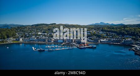 Blick auf Oban Bay, Oban, Argyll Scotland mit Blick auf Pontons, McCaigs Tower und Oban Stadtzentrum. Stockfoto