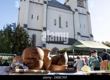 ÖSTERREICH, SALZBURG - 13. OKTOBER 2022: Straßenhandel auf dem Mirabell-Platz Stockfoto